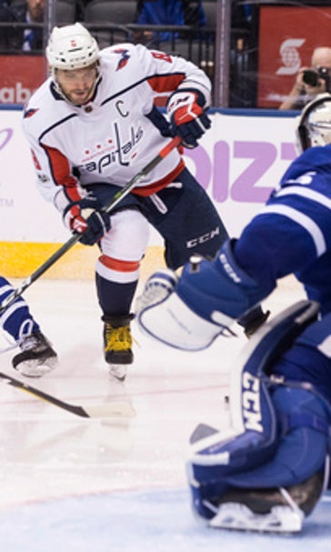 Alex Ovechkin has hat trick, Capitals beat Maple Leafs 4-2 (Nov 25, 2017)